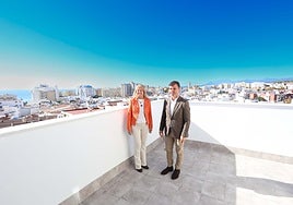 La alcaldesa de Marbella, Ángeles Muñoz, y el edil de Obras, Diego López, en un ático de la promoción.