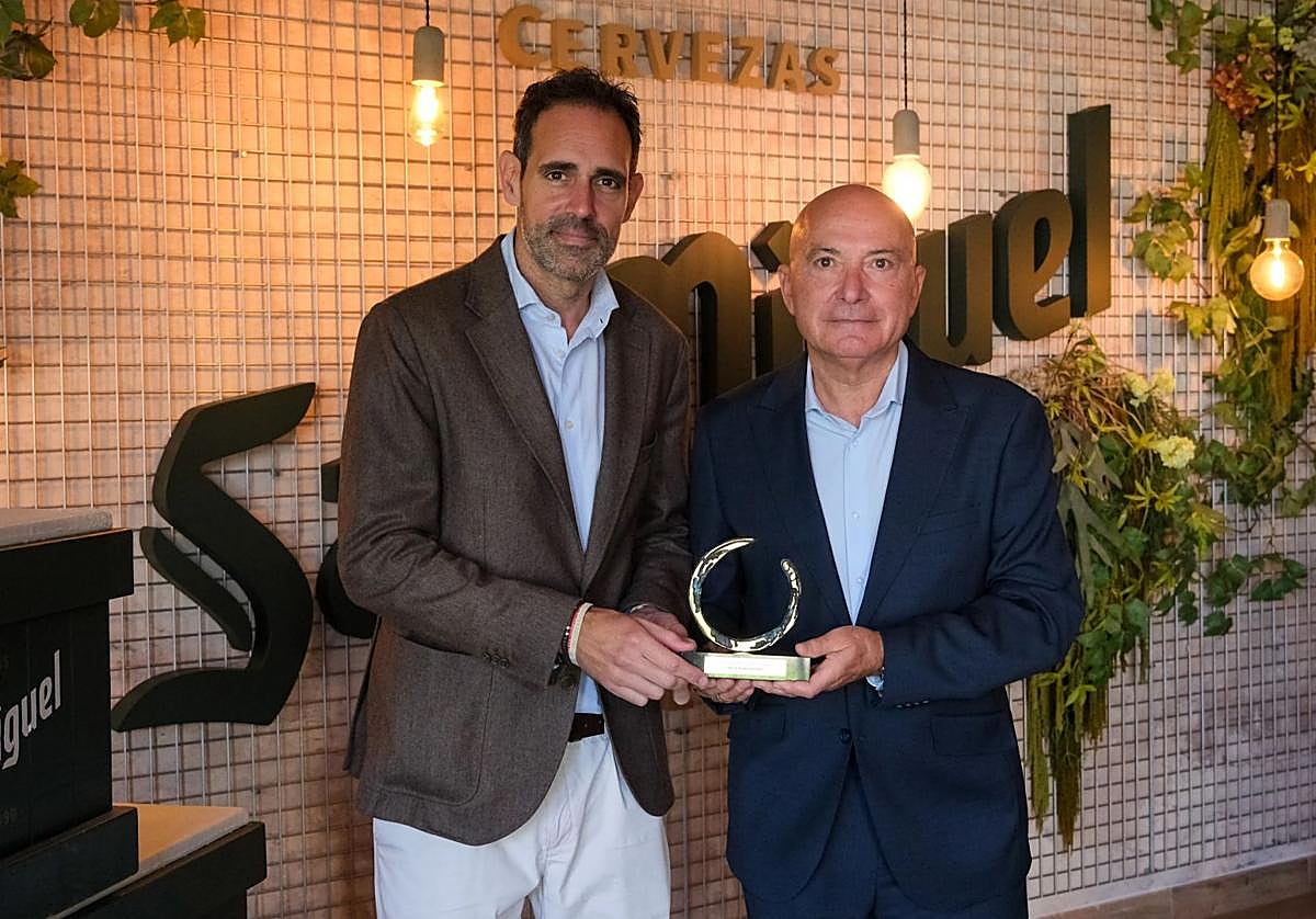 El presidente de Mahos, Javier Frutos, junto al presidente de Unicaja Baloncesto, Antonio Jesús López Nieto.