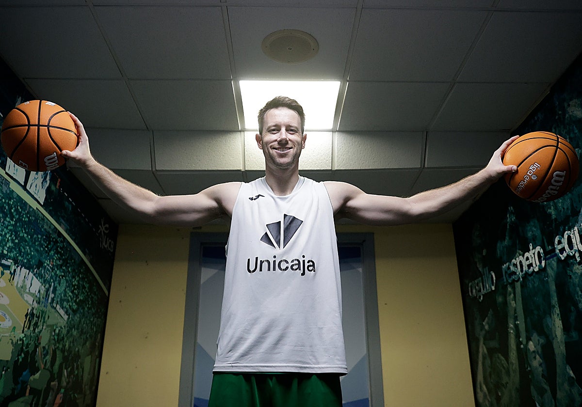 Tyler Kalinoski posa para este periódico con dos balones en el túnel de vestuarios del Martín Carpena.