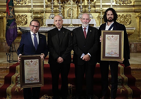Castillo y Martín España, a izquierda y derecha, junto al delegado episcopal de Hermandades y el presidente de la Agrupación.