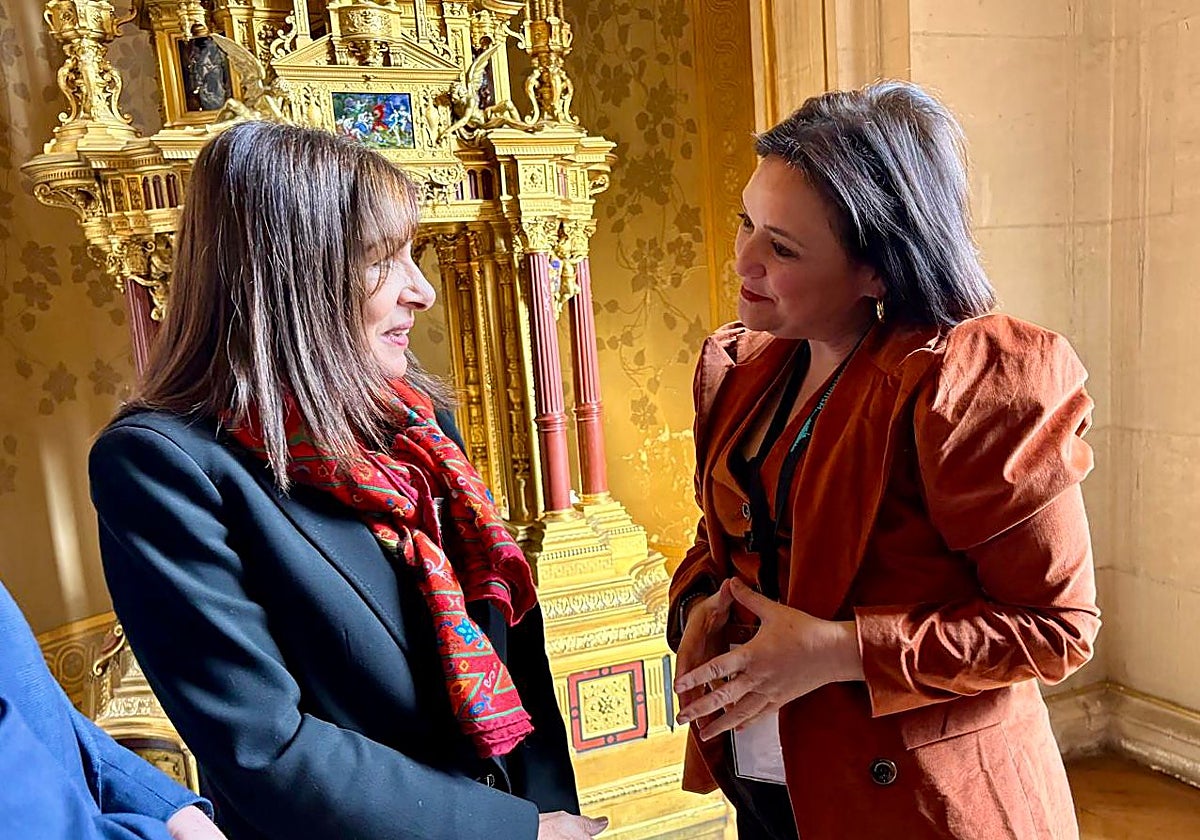 Las alcaldesas de París y Torremolinos en la cumbre sobre antisemitismo de la capital de Francia.