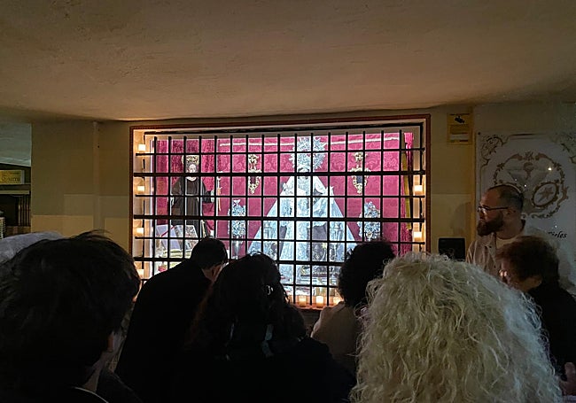 Devotos ante la capilla de la Virgen del Carmen de Belén.