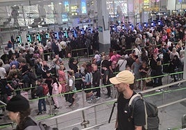 Imagen captada por un viajero de las colas para cruzar el control de pasaportes en Málaga.