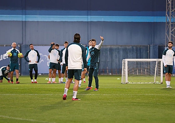 Funes se dirige a Jauregi en el entenamiento de este jueves en el Anexo de La Rosaleda.