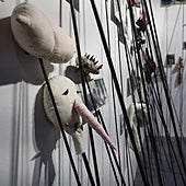 Los muñecos de trapos clavados en la obra 'Las picas' definen la obra de Anette Messager.