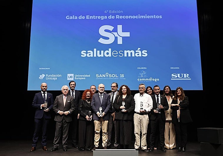 Foto de familia de los premiados, con organizadores y patrocinadores