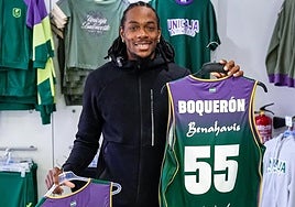 Perry muestra la camiseta que lucirá ante el Manresa.