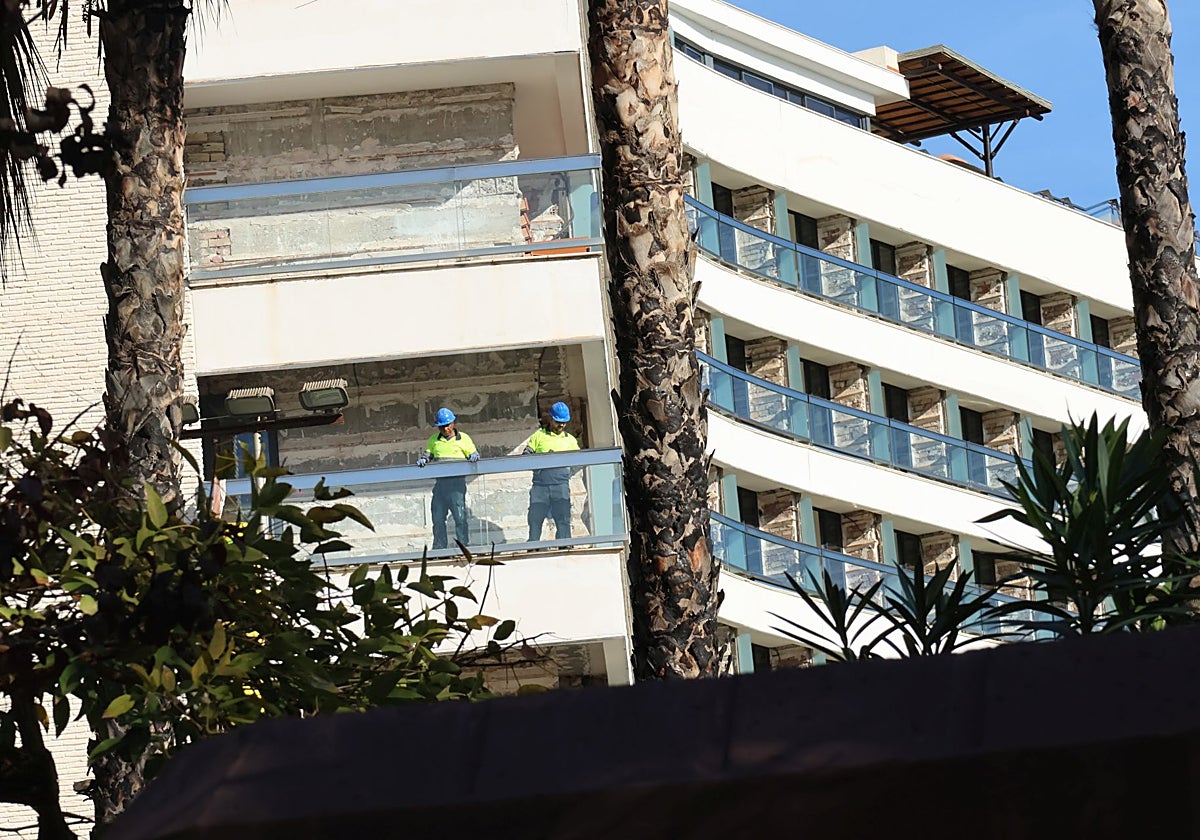 Operarios trabajan en la reforma del hotel Don Pepe, en el que se van a invertir 40 millones.