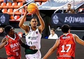 Mejía intenta una penetración.