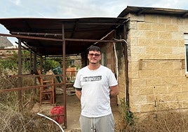Germinal Vega en su vivienda tras un año de la dana en Álora.