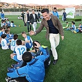 El alcalde de Torrox, Óscar Medina, saluda este viernes a varios menores en las nuevas instalaciones deportivas de la costa.
