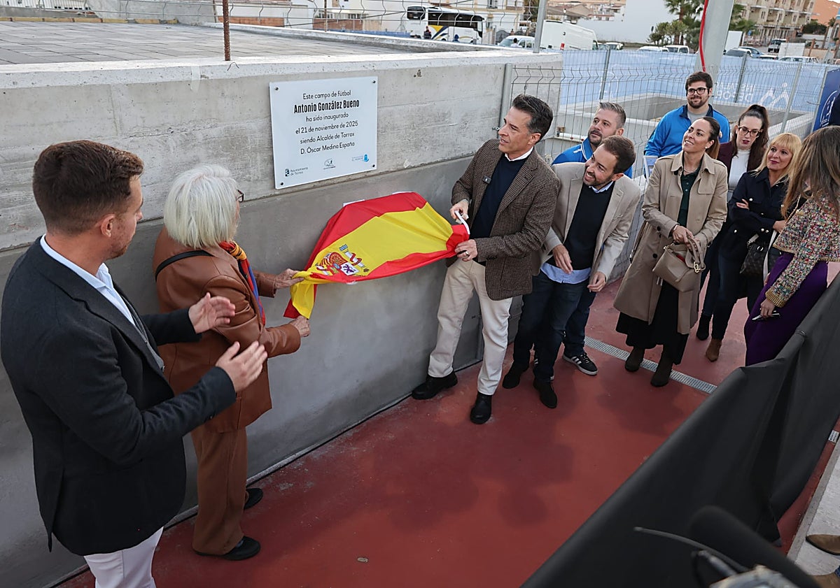 Imagen principal - Tres imágenes del acto de inauguración de las nuevas instalaciones deportivas de Torrox-Costa.