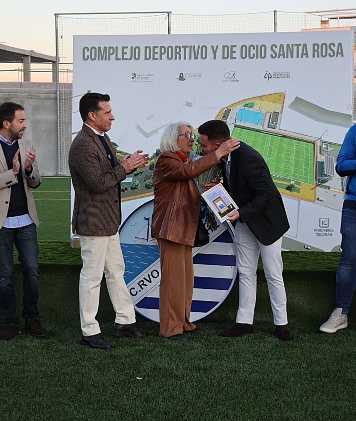 Imagen secundaria 2 - Tres imágenes del acto de inauguración de las nuevas instalaciones deportivas de Torrox-Costa.