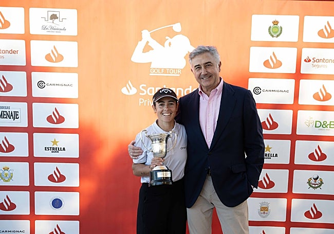 Ana Peláez posa con el trofeo de campeona junto a Jaime Salaverri, vicepresidente de la Real Federación Española de Golf.