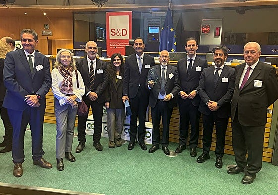 La delegación de Trops desplazada a Bruselas para recoger el galardón europeo.