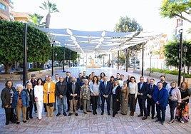 El Gobierno local con los colectivos que participan en las actividades.