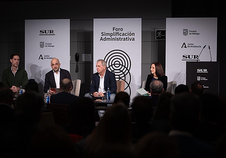 Sánchez, el periodista Jesús Hinojosa que moderó la primera mesa redonda, Morente y Moreno.