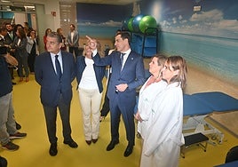 El consejero de Sanidad, la alcaldesa de Marbella y el presidente de la Junta en la sala de fisioterapia del centro de salud de Ricardo Soriano.