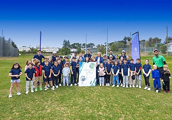 La alcaldesa de Marbella destaca «la firme apuesta por el deporte base» en el primer clinic de golf con Ángel Hidalgo