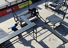 Dos compeditores de Chase Tag, entrenando este sábado, en las instalaciones del Campeonato de España de Parkour, en Mijas,