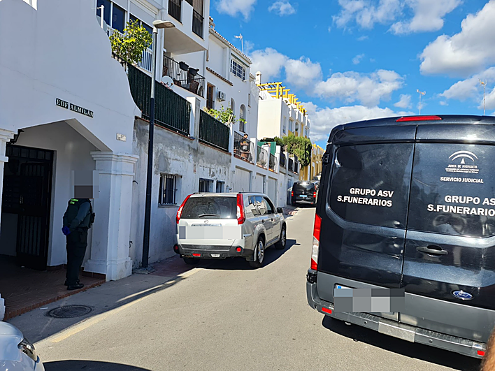 Un agente de la Guardia Civil custodia el acceso a la urbanización en la que han ocurrido los hechos.