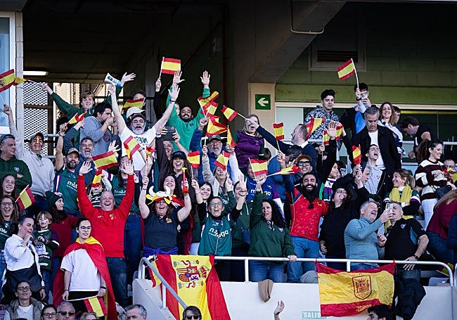 Algunos seguidores del XV del León en la grada del Ciudad de Málaga este sábado.