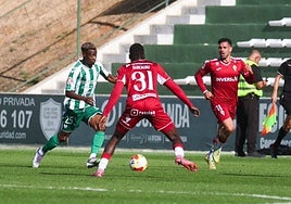 Nico Njalla encara a Djanbou, en el choque de este sábado en El Maulí.