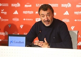 El entrenador del Mirandés, Jesús Galván, en una rueda de prensa.