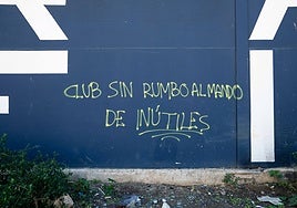 Una de las pintadas aparecidas en un muro del Anexo.