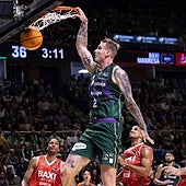 Balcerowski, ya sin melena, machaca a una mano.