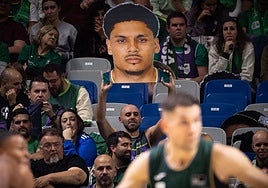 Un aficionado sostiene una careta gigante con el rostro de Castañeda.