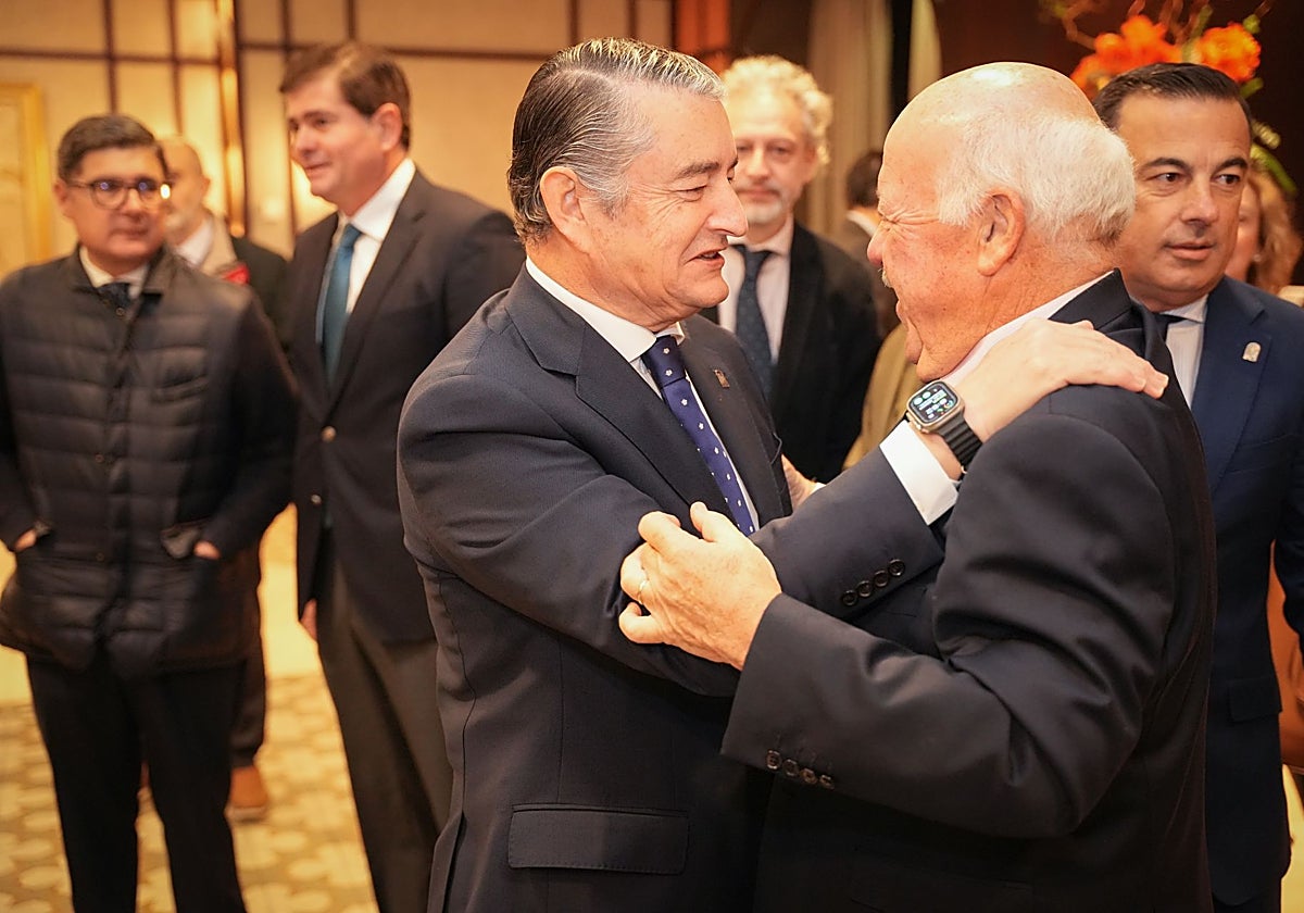 Antonio Sanz saluda al presidente del Parlamento y exconsejero de Salud, Jesús Aguirre.