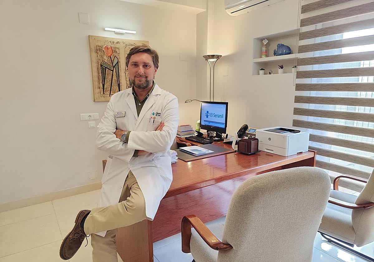 El Dr. Andrés de Linares Tuduri en su despacho en la Clínica El Seranil (Benajarafe).