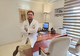 El Dr. Andrés de Linares Tuduri en su despacho en la Clínica El Seranil (Benajarafe).