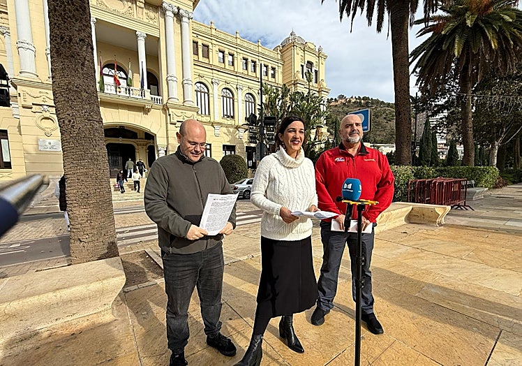 David Arrabalí, Toni Morillas y José Miguel Carrasco, delante del Ayuntamiento de Málaga durante la rueda de prensa.