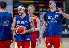 Francis Alonso y Alberto Díaz, sonrientes en el entrenamiento de este lunes.