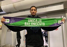 Rubit, a su llegada al aeropuerto de Málaga.