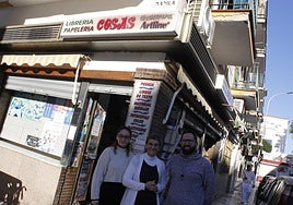 Elena explica a María y a Francisco, que atenderá la Papelería Cosas a partir del 1 de diciembre, detalles sobre el negocio.