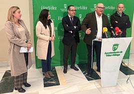 El delegado de Educación, Miguel Briones, y el alcalde veleño, Jesús Lupiáñez, este lunes en la rueda de prensa.