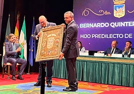 El alcalde veleño, Jesús Lupiáñez, entrega el título de Hijo Predilecto al ingeniero Bernardo Quintero, este lunes en el teatro del Carmen de la capital de la Axarquía.