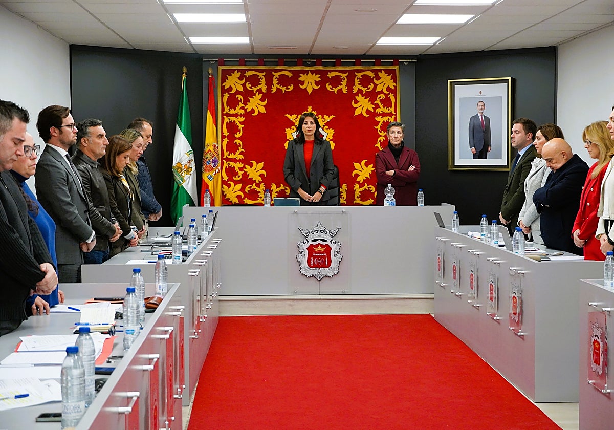 La Corporación municipal de Ronda guarda un minuto de silencio en el inicio del pleno en memoria de la última mujer asesinada por violencia machista.