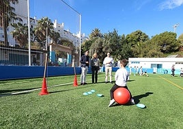 La alcaldesa de Marbella, Ángeles Muñoz, el concejal de Deportes, Lisandro Vieytes, en el 'Pequemaratón'.