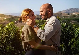 Los actores Josephine Park y Dar Salim protagonizan el éxito de Netflix 'Mango'.