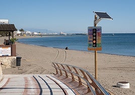 Imagen de uno de los 20 dispositivos instalados en las playas de Benalmádena.