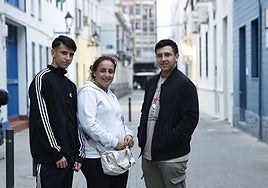 Yolanda junto a dos de sus hijos, Hugo y Aitor, en la calle de la asociación.
