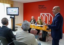 Fernando Isla presenta el informe ante Felipe Romera y Carolina España.