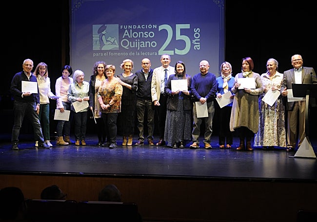 Colaboradores reconocidos en la gala de este martes, junto a los organizadores.