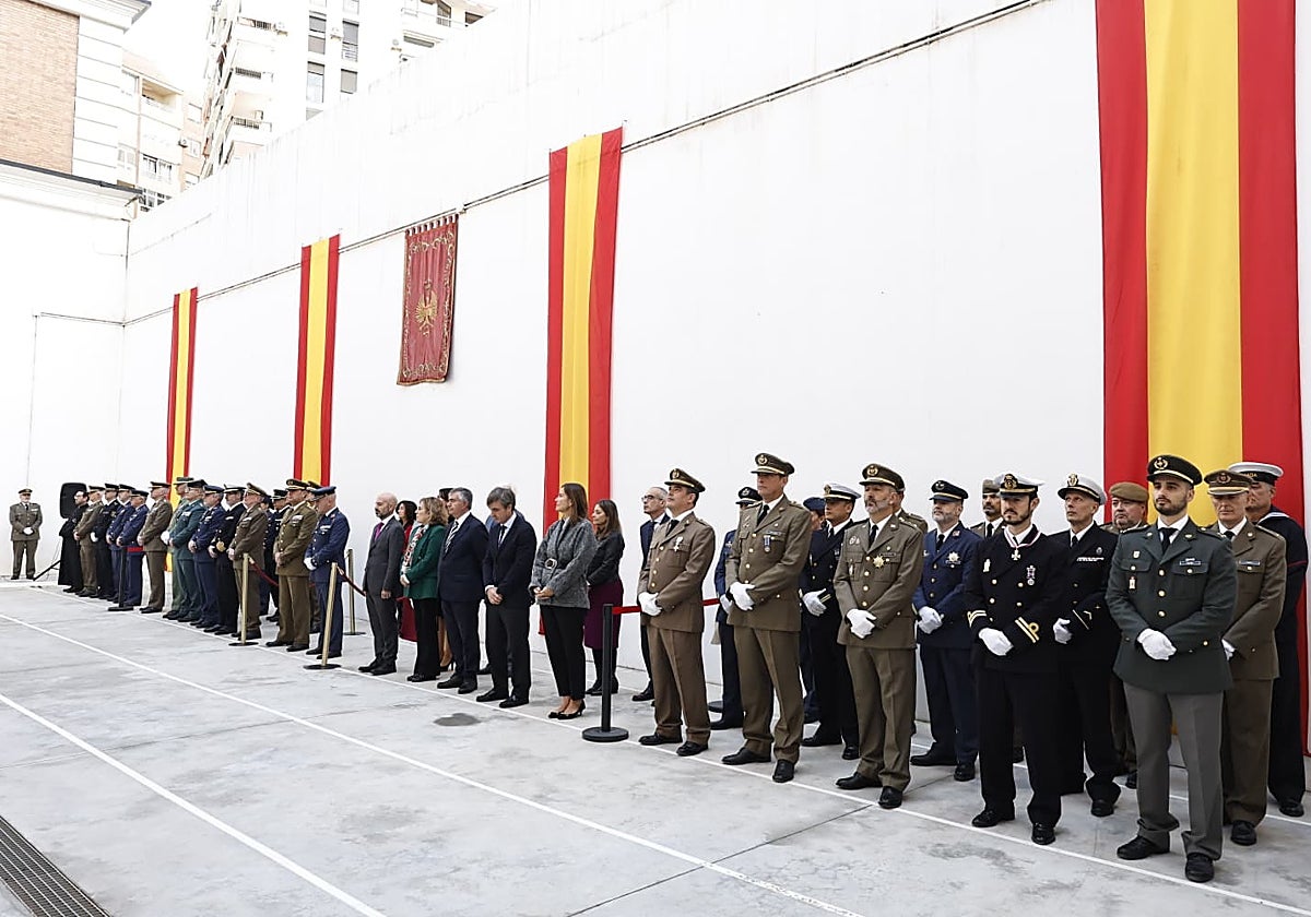 Autoridades civiles y militares, durante el acto.