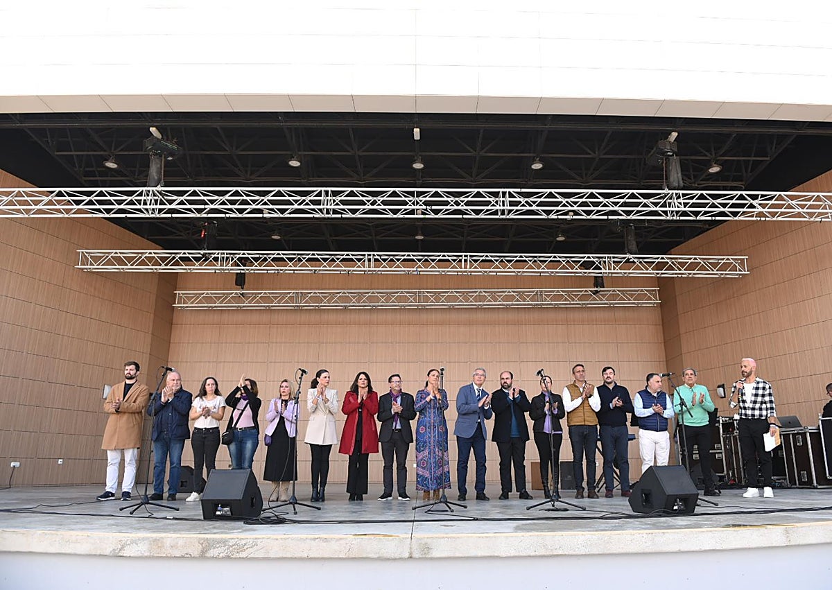 Imagen secundaria 1 - Multitudinaria marcha en Rincón de la Victoria contra la violencia de género con María Victoria en el recuerdo