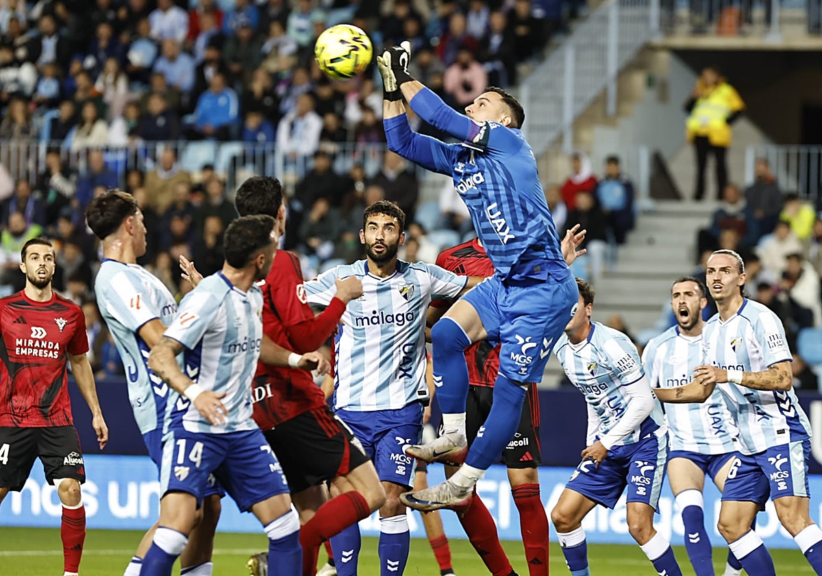 Una salida de puños de Alfonso Herrero para despejar, en el duelo del domingo ante el Mirandés.